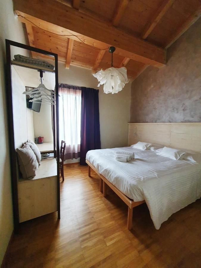 Osteria E Locanda Del Viaggiatore Russi Bagian luar foto
