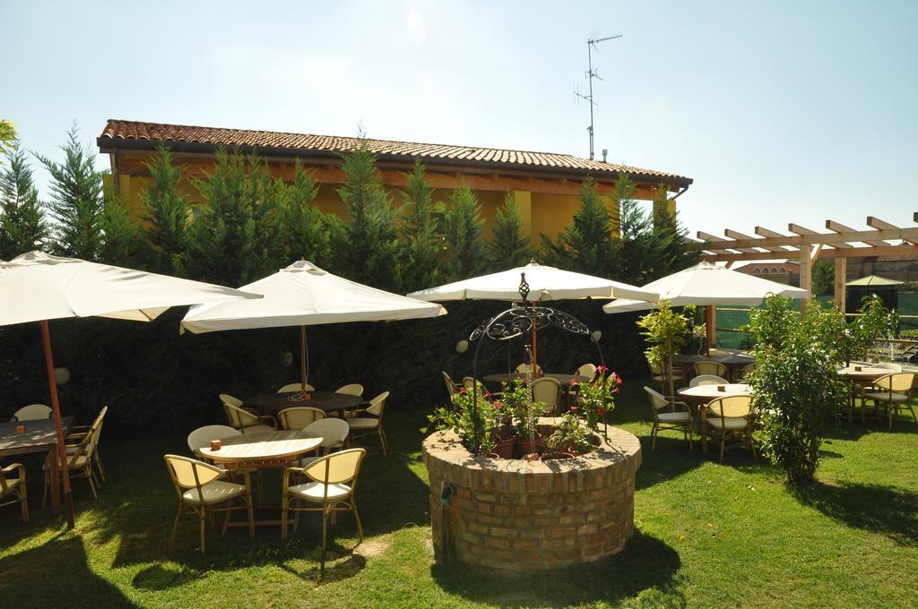 Osteria E Locanda Del Viaggiatore Russi Bagian luar foto
