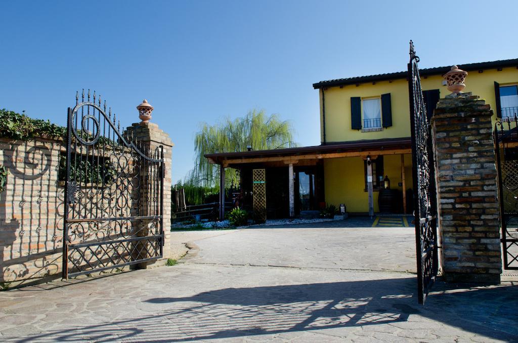 Osteria E Locanda Del Viaggiatore Russi Bagian luar foto