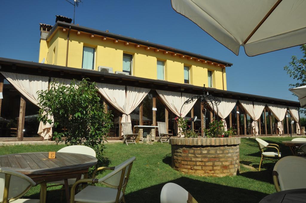 Osteria E Locanda Del Viaggiatore Russi Bagian luar foto