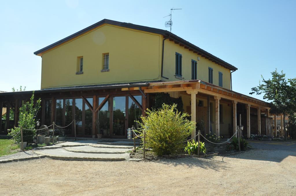 Osteria E Locanda Del Viaggiatore Russi Bagian luar foto
